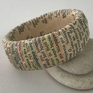 Bracciale di carta. Regalo letterario per lei. Gioielli riciclati.  Pronto per la spedizione. Gioielli di carta. Gioielli ecologici. Aspetto organico. Unico nel suo genere.