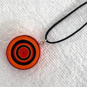 Collana pendente di carta. Colori vivaci. Gioielli di carta. Rosso arancio nero. Gioielli di carta Quilling. Collana di carta casual. Regalo unisex moderno