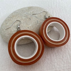 Orecchini di carta a cerchio. Orecchini marroni. Regalo ecologico. Regalo per lei. Primo anniversario. Gioielli di carta. regalo unico nel suo genere. Riempitivo per calze