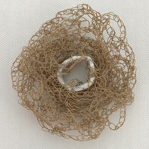 Spilla all'uncinetto di carta. Gioielli ecologici. Gioielli di carta unici nel loro genere.  Gioielli di carta. Pronto per la spedizione. Accessorio moda. Spilla all'uncinetto.