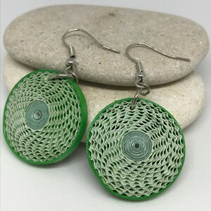 Orecchini di carta verde. Gioielli di carta. Orecchini rotondi di carta. Dichiarazione di moda sostenibile. Riempitivo di calza. Pronto per la spedizione.  Regalo di carta.