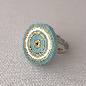 Anello di carta Quilling. Regalo di carta per lei. Anello blu e oro. Pronto per la spedizione. Accessorio moderno. Eco friendly. Accessorio di moda alternativo.