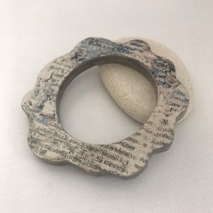 Bracciale di carta. Pronto per la spedizione. Gioielli riciclati. Unico nel suo genere. Bracciale ecologico. Gioielli moderni per lei. Accessorio moda.