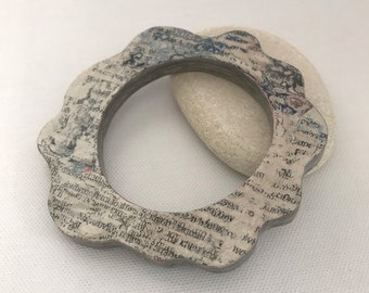 Paper bangle. Ready to ship. Upcycled jewellery. One-of-a-kind. Eco friendly bracelet. Modern jewelry for her. Fashion accessory.