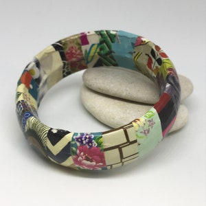 Bracciale rigido riciclato disaccoppiato con carta da riviste. Gioielli di carta. Riempitivo di calza. Regalo per lei. Bracciale di carta. Pronto per la spedizione.