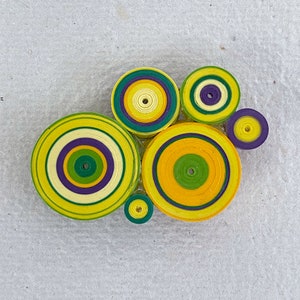 Spilla di carta astratta. Gioielli dai colori vivaci. Spilla gialla. Gioielli di carta. Regalo per lei. Riempitivo per calze. Gioielli convenienti.