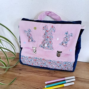 Cartable fille fait main – Modèle unique – Velours côtelé rose et bleu marine – Motifs lapins fleuris – Rentrée scolaire enfant