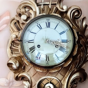 Pendelwanduhr, Kartell, Rokoko-Stil (Wanduhr Kartell, Rokoko-Stil)