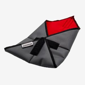 Peut inclure: Un bac de rangement pliable gris et rouge avec une sangle noire et le texte "WANDRD" imprimé sur le côté.