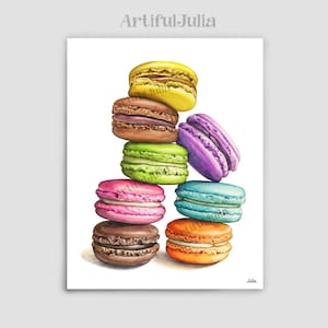 Könnte beinhalten: Aquarellmalerei eines Stapels bunter Macarons. Die Macarons sind in verschiedenen Farben gehalten, darunter Gelb, Braun, Grün, Lila, Rosa, Blau und Orange. Das Kunstwerk ist mit "ArtifulJulia" und "Julia" signiert.