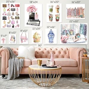 Puede incluir: Un collage de nueve pinturas de acuarela con diferentes temas, que incluyen accesorios de moda, arreglos florales, bebidas de caf&eacute;, paisajes urbanos y una mujer durmiendo. Las pinturas est&aacute;n enmarcadas y se muestran en una pared sobre un sof&aacute; rosa con una mesa de caf&eacute; de metal dorado.