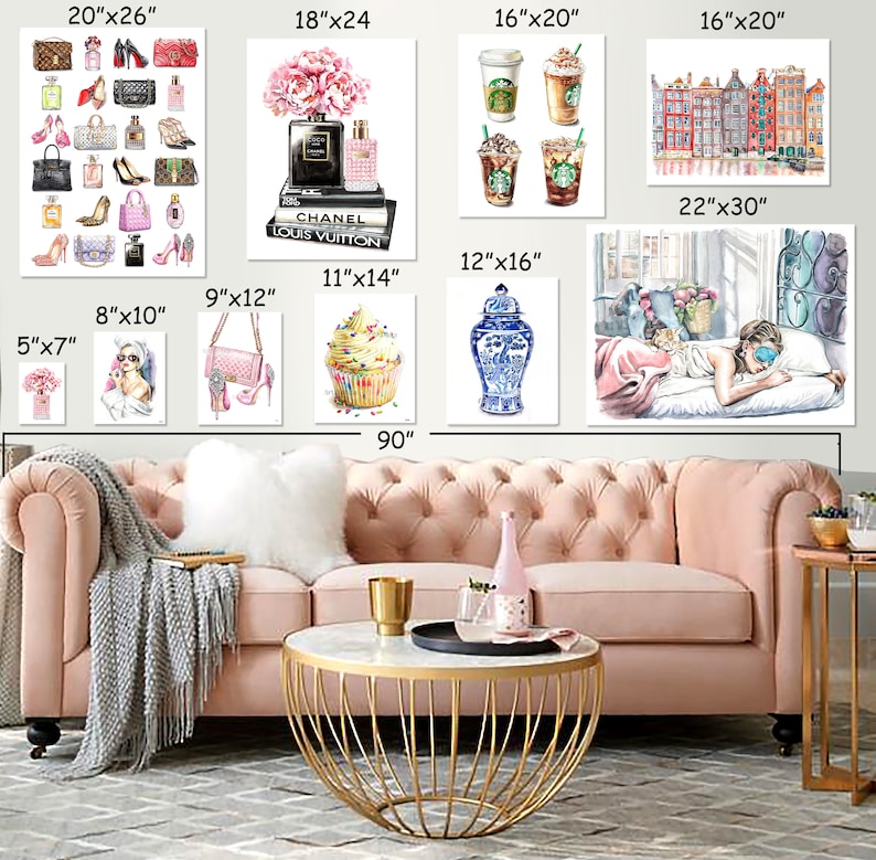 Puede incluir: Un collage de nueve pinturas de acuarela con diferentes temas, que incluyen accesorios de moda, arreglos florales, bebidas de caf&eacute;, paisajes urbanos y una mujer durmiendo. Las pinturas est&aacute;n enmarcadas y se muestran en una pared sobre un sof&aacute; rosa con una mesa de caf&eacute; de metal dorado.