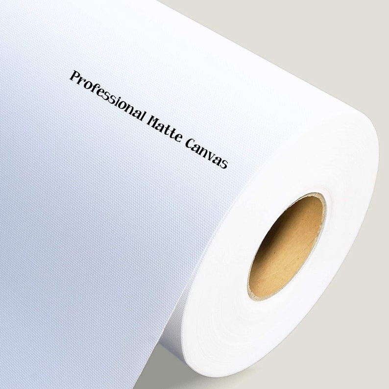 Puede incluir: Un rollo de lienzo mate profesional blanco, con el texto "Professional Matte Canvas" impreso en la superficie.