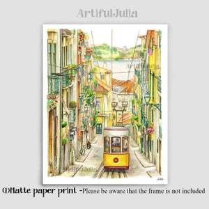 Puede incluir: Pintura acuarela de un tranv&iacute;a amarillo subiendo por una calle estrecha en Lisboa, Portugal. La calle est&aacute; bordeada de edificios coloridos y tiene una vista del r&iacute;o Tajo en la distancia.