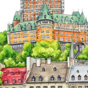 Puede incluir: Una pintura de acuarela de un edificio hist&oacute;rico con un techo verde y una fachada de ladrillo naranja. El edificio est&aacute; rodeado de &aacute;rboles verdes exuberantes y edificios m&aacute;s peque&ntilde;os con techos rojos y grises.