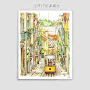 Puede incluir: Una pintura de acuarela de un tranv&iacute;a amarillo que viaja por una calle estrecha y adoquinada en Lisboa, Portugal. La calle est&aacute; bordeada de edificios coloridos y vegetaci&oacute;n exuberante. El tranv&iacute;a es un medio de transporte popular en la ciudad.