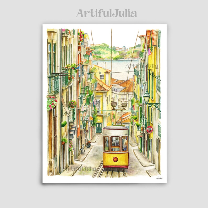 Puede incluir: Una pintura de acuarela de un tranv&iacute;a amarillo que viaja por una calle estrecha y adoquinada en Lisboa, Portugal. La calle est&aacute; bordeada de edificios coloridos y vegetaci&oacute;n exuberante. El tranv&iacute;a es un medio de transporte popular en la ciudad.