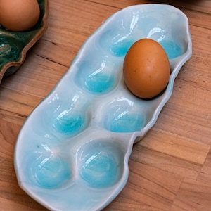 Handmade Porcelain Egg Holder – 8-Egg Ceramic Tray for Kitchen Countertop Storage & Display