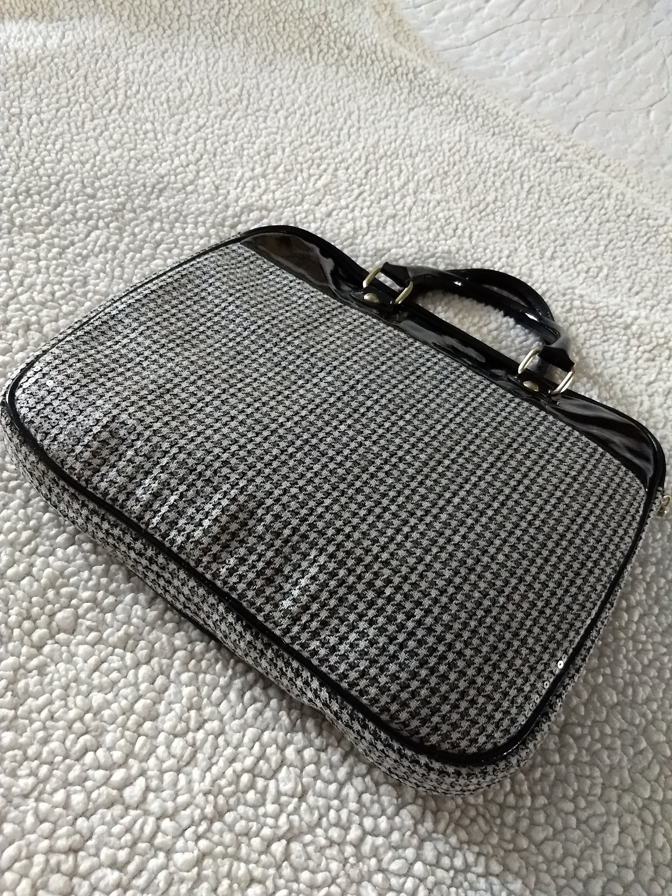 BETSEY JOHNSON Designer Luxurious Laptop Bag/black and White 