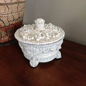 Vintage White Jewelry Box/Vanity Box with Lid/ Antique Style White Round Trinket Box/Collectible Jewelry Box/Gift for Her/Gift Idea/No.259