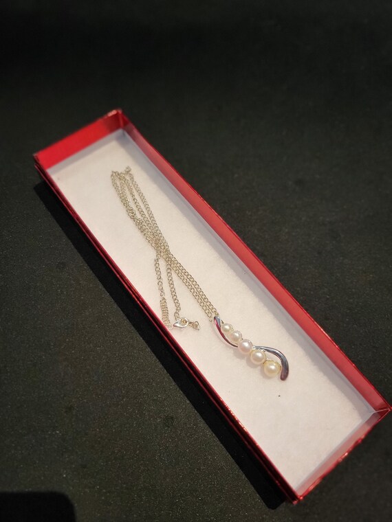 Graduated Faux Pearls Pendant Necklace/Curve Mode… - image 7