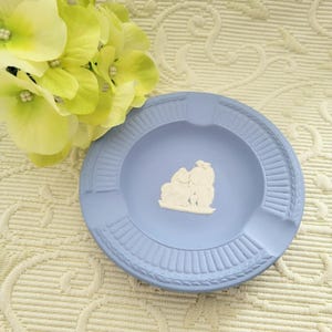 WEDGWOOD Vintage Mid-Century Classic Blue and White Jasperware Ashtray/English Traditional Neoclassic Style Collectible Decorating Plate/138