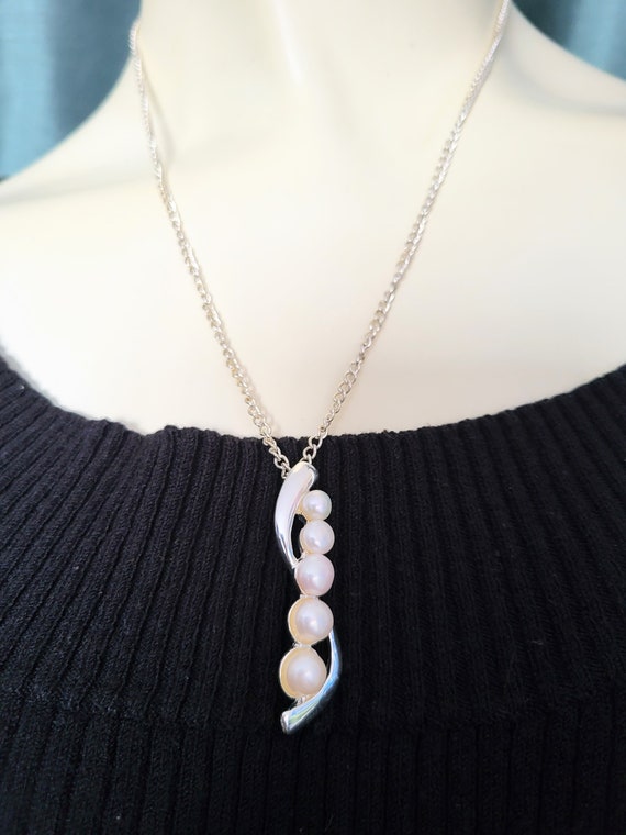 Graduated Faux Pearls Pendant Necklace/Curve Mode… - image 10