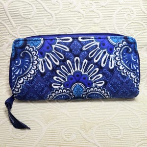 Cartera de algodón acolchado con cremallera de VERA BRADLEY/Billetera de diseño práctica con múltiples bolsillos y diseño de tapiz azul/Accesorio excepcional/Regalo para ella/N.° 057