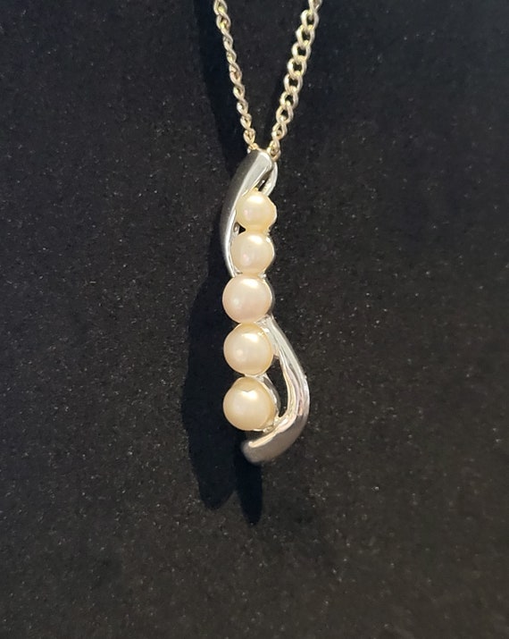 Graduated Faux Pearls Pendant Necklace/Curve Mode… - image 2