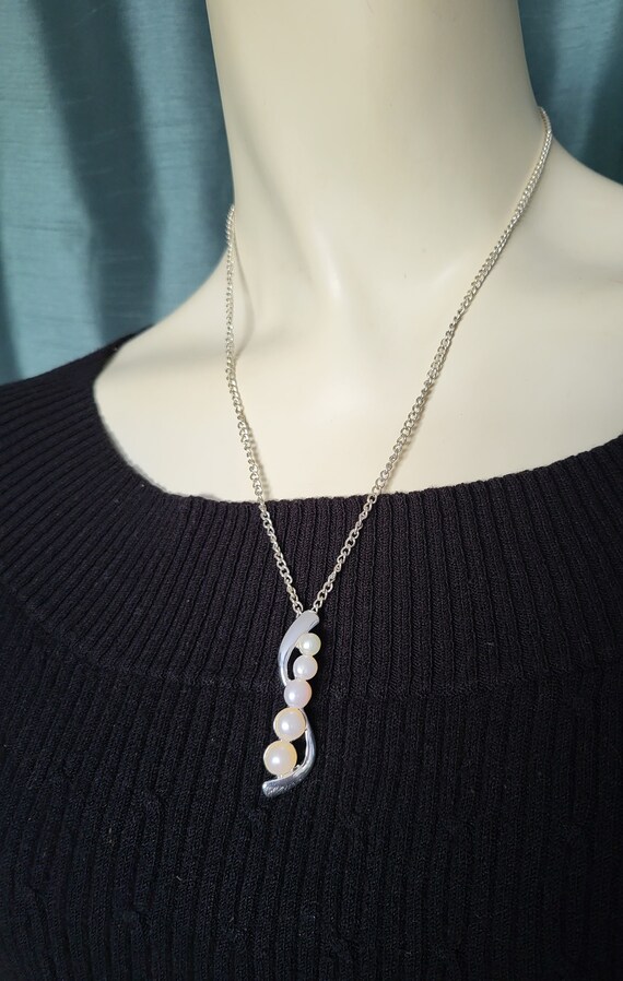 Graduated Faux Pearls Pendant Necklace/Curve Mode… - image 9