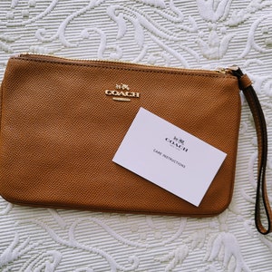 COACH Lujosa cartera de cuero pulsera/Sadlle color Crosgrain Pebble cuero con cremallera NWT elegante cartera / regalo para ella / idea de regalo / No.008