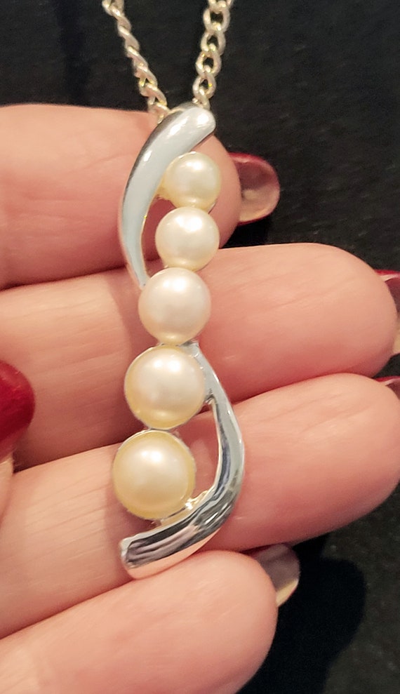 Graduated Faux Pearls Pendant Necklace/Curve Mode… - image 6