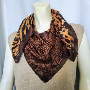 Foulard Vintage Bill Blass – Soie Satin Imprimée Géométrique Marron – Élégance Rétro à Porter De Mille Façons