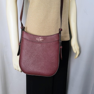 KATE SPADE New York Sac à bandoulière Leila North South en cuir grainé bordeaux/Confortable élégant sac de créateur facile à transporter Idée cadeau/N° 202