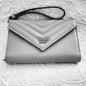 Cartera VICTORIA SECRET/Cierre a presión de cuero sintético gris Chevron Cartera de pulsera acolchada/Regalo para ella/Idea de regalo/No.822