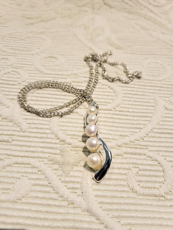 Graduated Faux Pearls Pendant Necklace/Curve Mode… - image 3
