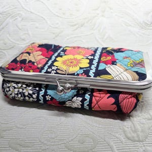 15% DE DESCUENTO / Neceser con cierre de beso Happy Snails de VERA BRADLEY (modelo descatalogado, estampado floral acolchado) / 57