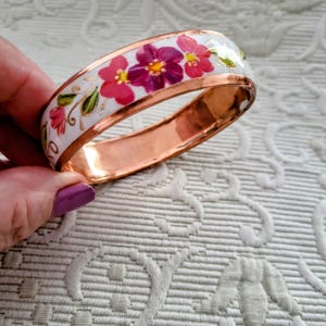 Vintage Messing und weiße Keramik Armreif Rosa und Kastanienbraun Handmaler Blumen Muster Dekorieren Manschette Armband/Geschenk für Sie