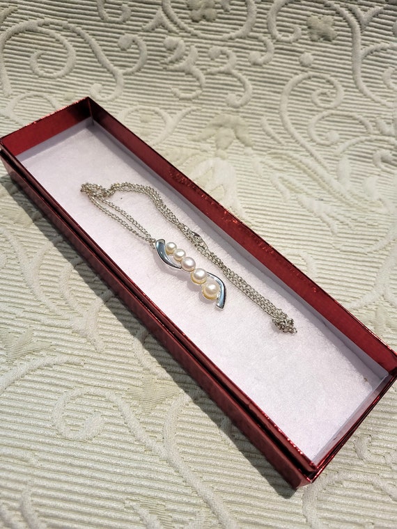 Graduated Faux Pearls Pendant Necklace/Curve Mode… - image 8