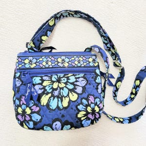 VERA BRADLEY Quilted Indigo Pop Retired Pattern Crossbody Bag/Daises Floral Print Multicompartment Convenience Travel  Wallet Bag/No.