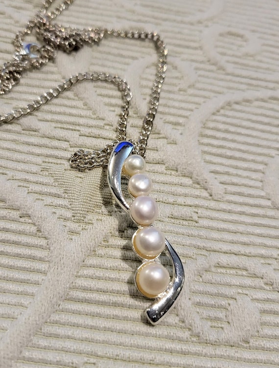 Graduated Faux Pearls Pendant Necklace/Curve Mode… - image 1