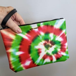 Bolso de mano con cremallera y diseño circular en rojo y verde con efecto tie-dye de BETSEY JOHNSON, bolsa individual con cierre de cremallera, n.º 040