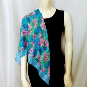 Écharpe carrée printanière italienne, imprimé floral bleu et rose, couleurs pastel douces et soyeuses, taille moyenne, écharpe cache-cou par BERKSHIRE/cadeau pour elle/n°037