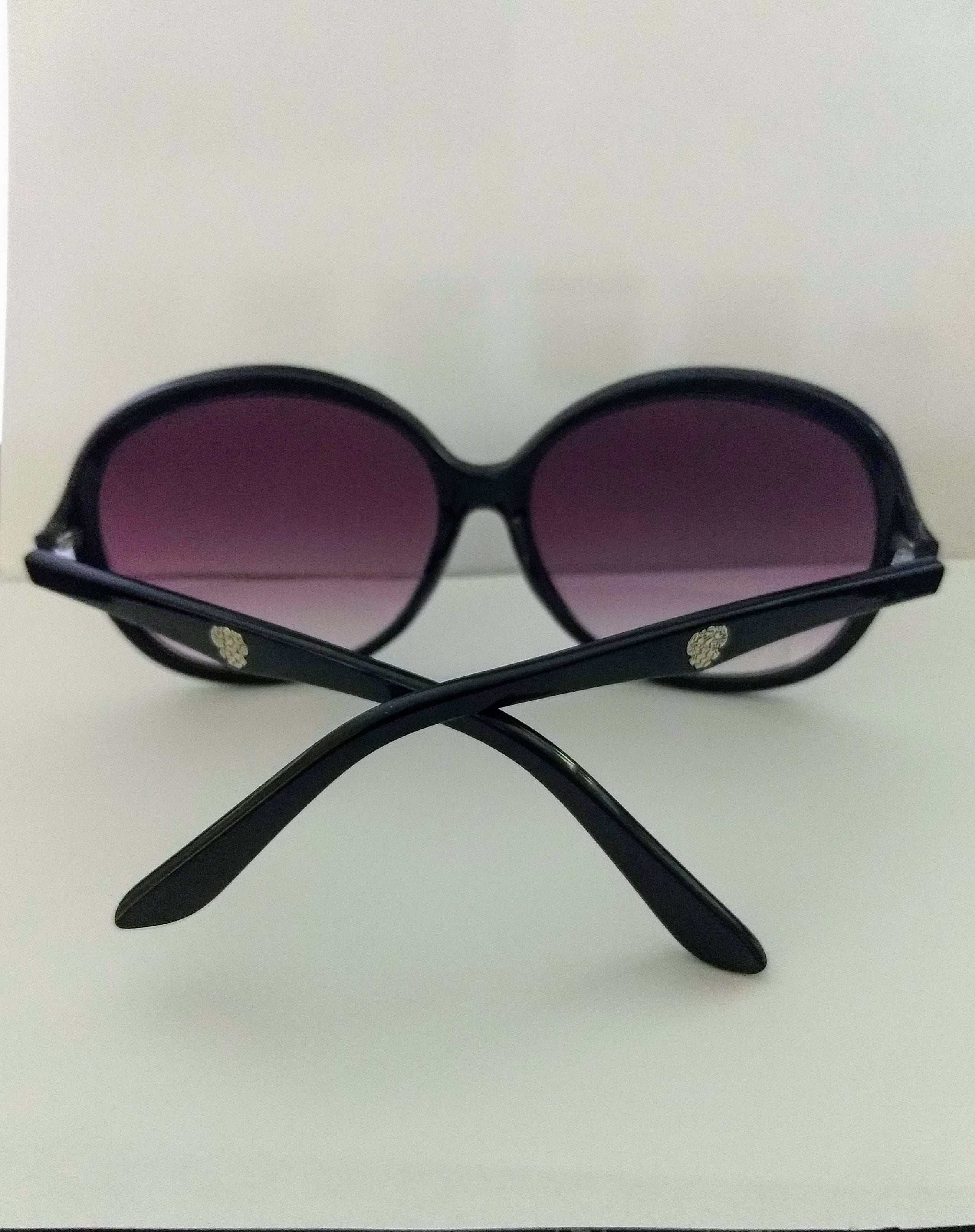 VINCE CAMUTO Black Sunglasses/women