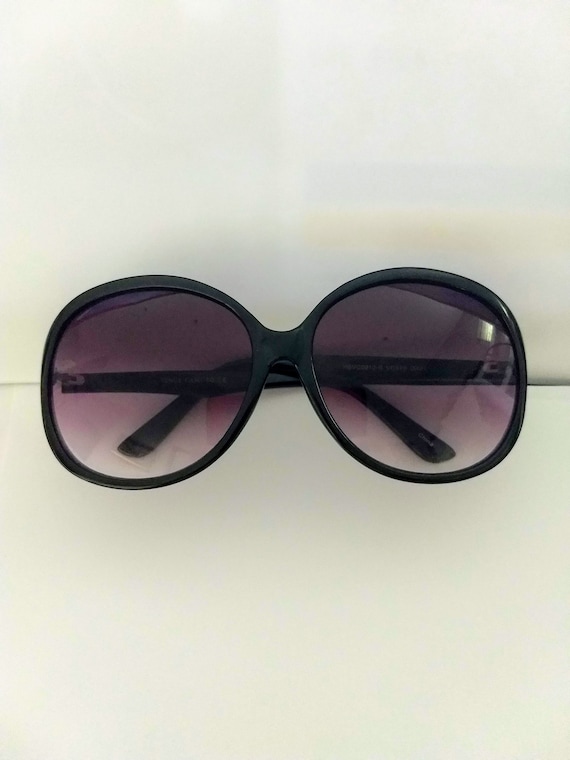 VINCE CAMUTO Black Sunglasses/women display picture 1
