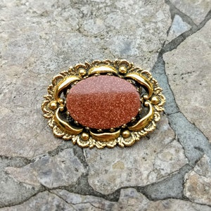 Sparkles RED GOLDSTONE Cameo Style Brooch/Unique Victorian Oval Cabochon Vintage Gold Plated Crown Setting Collectable Jewelry/Gift Idea/186