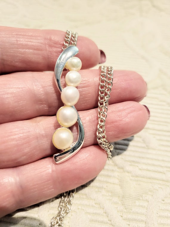 Graduated Faux Pearls Pendant Necklace/Curve Mode… - image 5