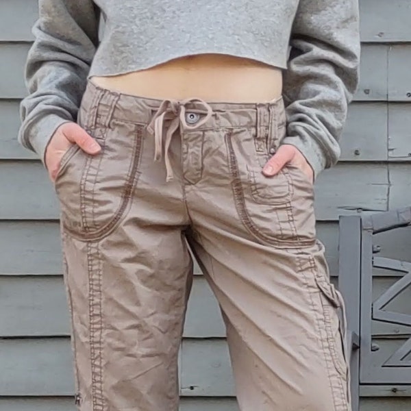 Vintage Y2K Brown Tan Cargo Capri Pants Glo Jeans Cropped Pants Low Rise 2000s gorpcore size 1 Juniors