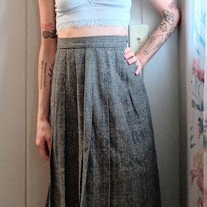Vintage Plaid Midi Skirt Pleated High Waisted Grey Wool Skirt Womens size 10 28&quot;