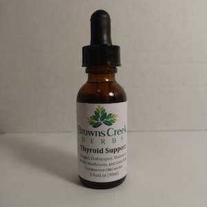 Puede incluir: Una botella de vidrio marrón con un gotero negro. La etiqueta dice "Browns Creek Herbs Thyroid Support Guggul, Codonopsis, Shatavari, Reishi mushroom, and Gotu Kola. Contains non-GMO alcohol. 1 fluid oz (30ml)"